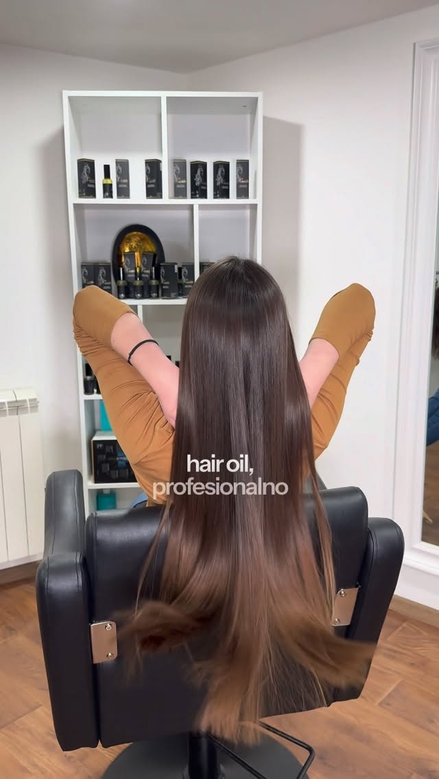 👉🏽Zdrava kosa nije slučajnost, već tvoja svakodnevna rutina! #cartellaoil 
❗️Zaboravi na suve, ispucale krajeve i kosu koja se kida❗️
✨ Moja tajna je Cartella Premium Hair Oil - profesionalno ulje bez ispiranja, namenjeno za svakodnevnu upotrebu!
Obogaćeno je prirodnim uljima i vitaminima, dubinski obnavlja i hidrira kosu! 
-Proizvod je bez stetnih alkohola i 
istovremeno štiti kosu od toplote i hladnoće!  #zdravakosa 
#hairoil  #haircare  #negakose 
📩cartella.rs 🫶🏽