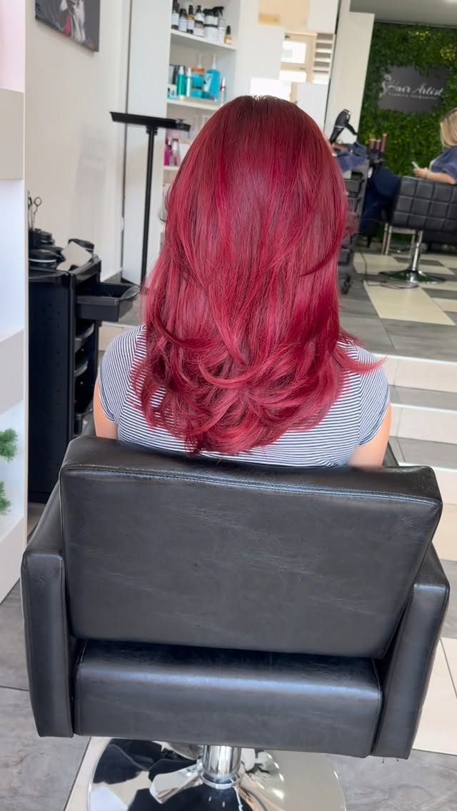 Spremna za promenu? 🎨
Jedan termin 👉🏽 potpuna transformacija! 🍒
#cherryhair  #haircolorist  #viral  #hairfashion 
📍Vranjska 8 #beograd